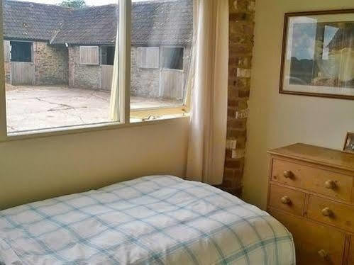 Battens Farm Cottages - B&B And Self-Catering Accommodation Yatton Keynell Екстериор снимка